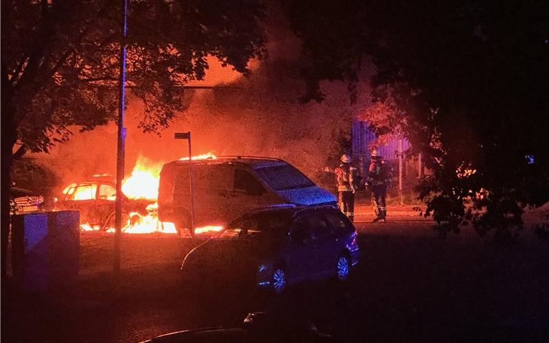 Zeugensuche zu Ursache von Fahrzeugbrand in Herrenberg Am frühen Mittwochmorgen brannte in der Adlerstraße ein Pkw. GB-Foto: Schöllkopf