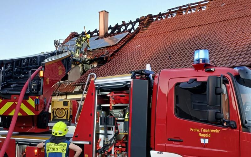 Am frühen Morgen ist der Brand gelöscht und es klafft ein großes Loch im Dach des Hauses im Tulpenweg.GB-Foto: gb