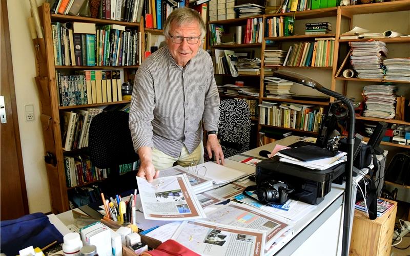 Am heimischen Schreibtisch: Lothar Egeler dokumentiert Kleinkunstmäler in Gäufelden.GB-Foto: Holom