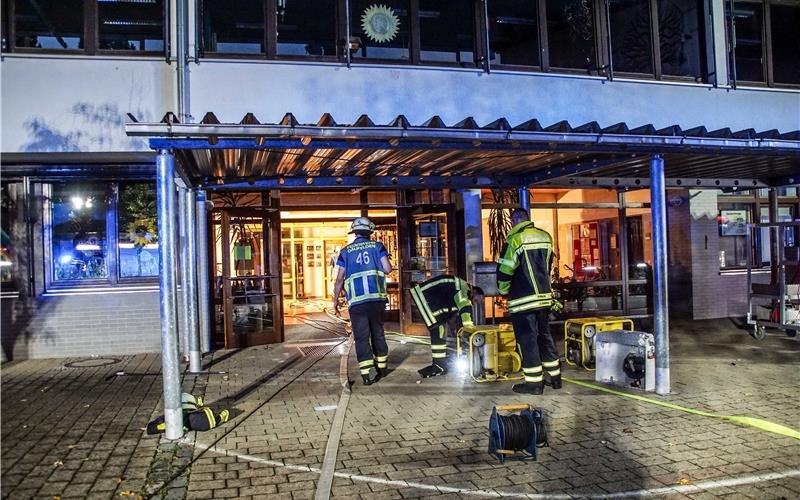 Wasserschaden in Grundschule Am späten Sonntagabend musste die Feuerwehr Gäufelden Wassereintritt in der Grundschule Öschelbronn abpumpen GB-Foto: SDMG/Dettenmeyer