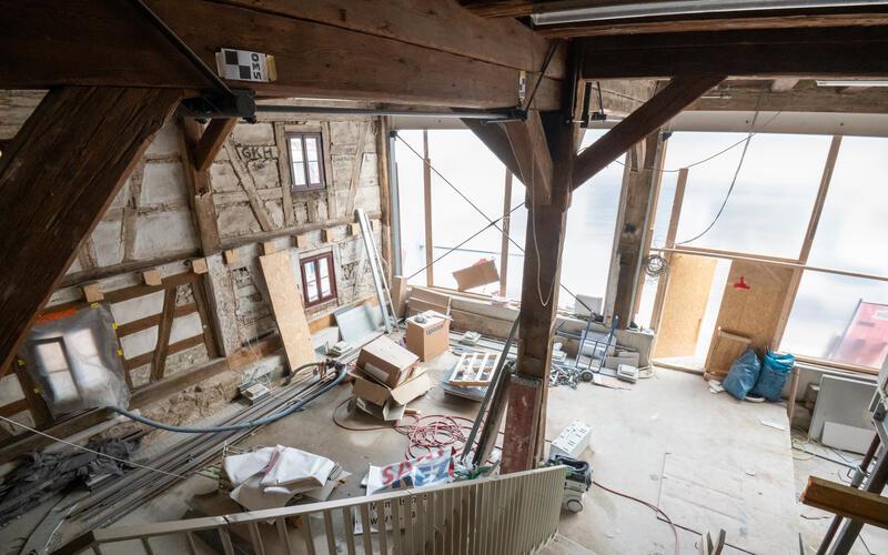 Am – und im – Fruchtkasten wird weiter fleißig gearbeitet. GB-Foto: Vecsey