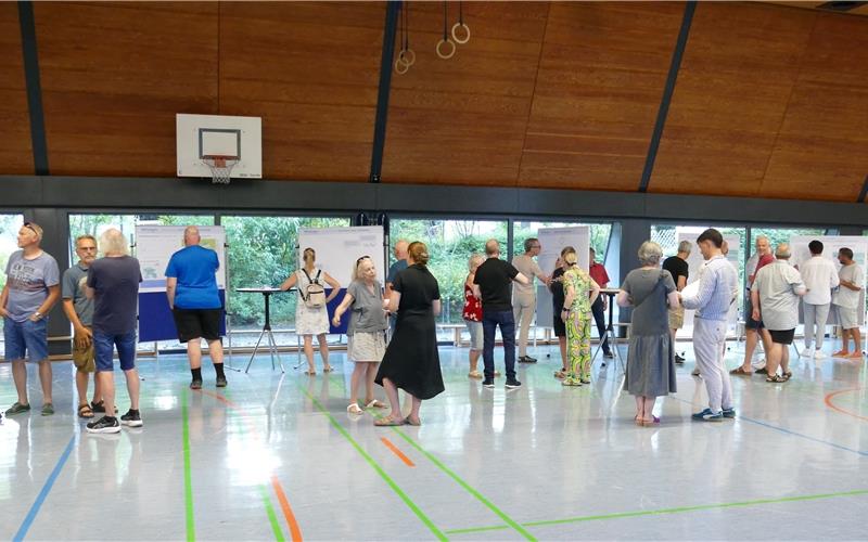 An „Marktständen“ informierten sich die Mötzinger bei der Auftaktveranstaltung zum Gemeindeentwicklungskonzept „Mötzingen 2040“. GB-Foto: Stadler