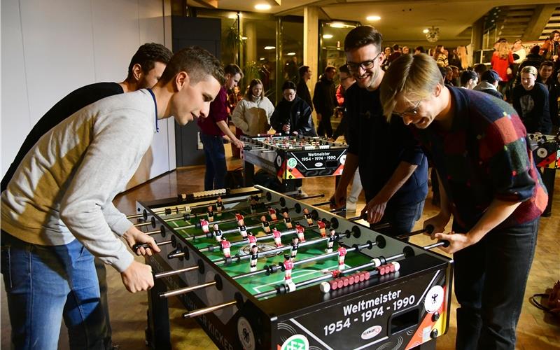 An den Tischkickern in der Aula lässt sich der Abend vergnüglich gestalten GB-Foto: Holom