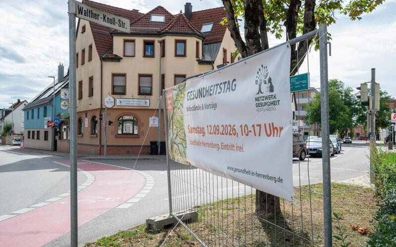 An der Ecke Horber Straße/Walther-Knoll-Straße hing bis gestern noch ein Banner, das zu hoch aufgehängt wurde. Dann war es plötzlich verschwunden. Es ist eine der Stellen, an denen Fußgänger gleichzeitig mit dem Autoverkehr grün haben. GB-Foto: Vecsey