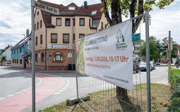 An der Ecke Horber Straße/Walther-Knoll-Straße hing bis gestern noch ein Banner, das zu hoch aufgehängt wurde. Dann war es plötzlich verschwunden. Es ist eine der Stellen, an denen Fußgänger gleichzeitig mit dem Autoverkehr grün haben. GB-Foto: Vecsey