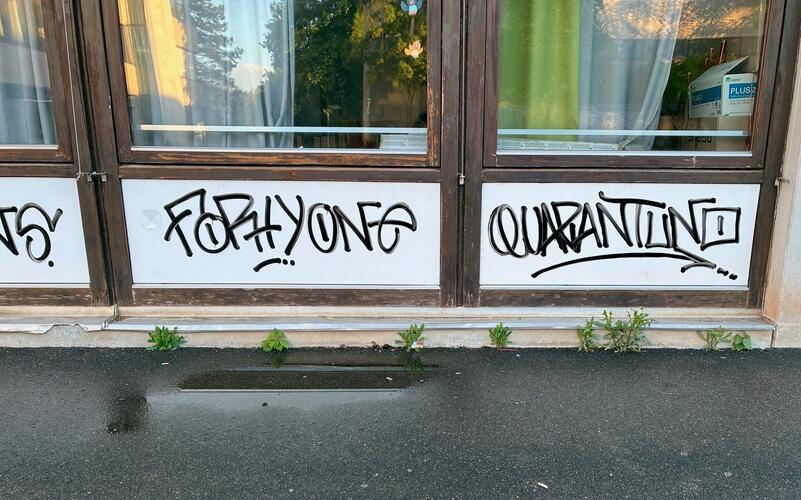 An der Friedrich-Silcher-Grundschule wurden Graffiti gesprüht. GB-Foto: gb