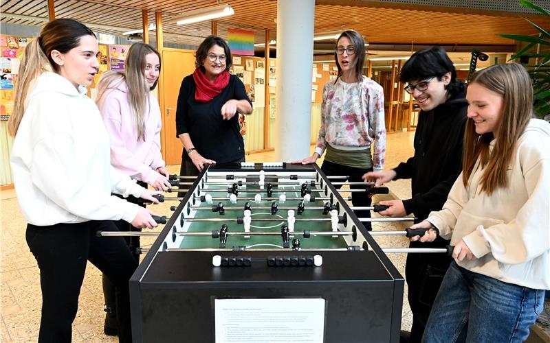 An der Hilde-Domin-Schule wollen die Schulsozialarbeiterinnen Katharina Gengnagel-Simoneit und Nadja Großmann (hinten, von links) bei Notfällen helfen.GB-Foto: Holom