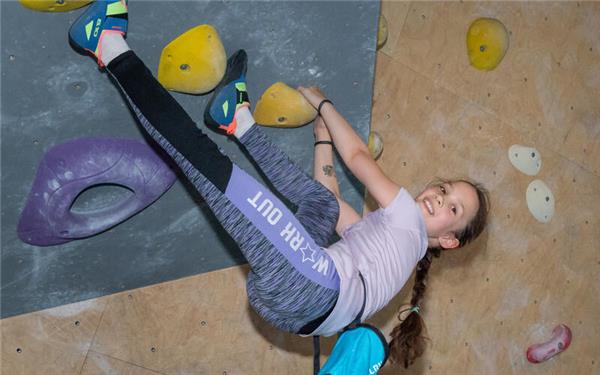 An der Kletterwand ist die zehnjährige Laura Lazar (VfL Herrenberg) in ihrem Element. GB-Foto: Vecsey