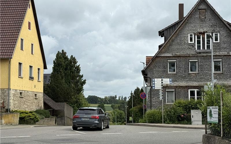 An der Kreuzung Öschelbronner Straße/Neue Straße/Unterjettinger Straße wird es keinen Kreisverkehr geben – so das Ergebnis der Verkehrsschau. GB-Foto: Priestersbach