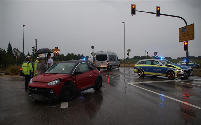 Streifenwagen bei Einsatzfahrt in Kollision verwickelt An der Kreuzung auf der B14 bei Nufringen kollidierte die Polizeistreife mit einem Opel. GB-Foto: SDMG/Dettenmeyer