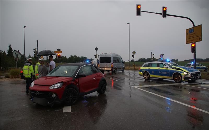 An der Kreuzung auf der B14 bei Nufringen kollidierte die Polizeistreife mit einem Opel. GB-Foto: SDMG/Dettenmeyer