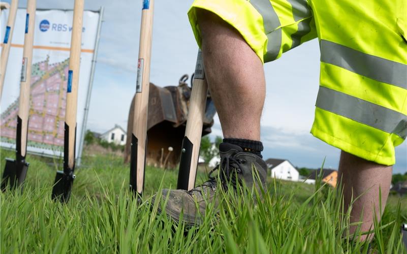An der Randlage von Mötzingen beginnt die Erschließung für das neue Baugebiet Röte II. Am Dienstag war der feierliche Spatenstich. GB-Foto: Vecsey