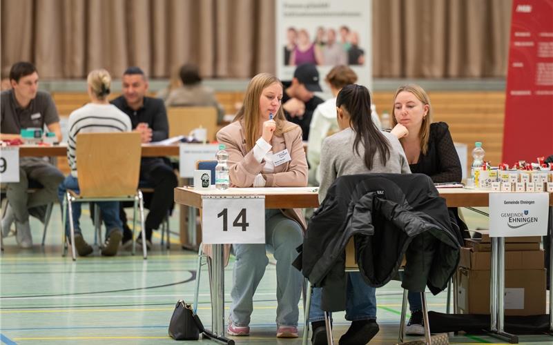 An etlichen Tischen in der Schwabenlandhalle in Nufringen tauschten sich Unternehmen und Schüler beim Azubi-Speed-Dating am Donnerstag aus. Die Veranstaltungsreihe wechselt jährlich zwischen Gärtringen, Ehningen, Aidlingen und Nufringen.GB-Foto: Vecsey