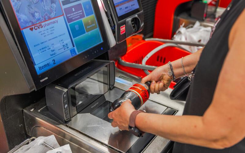 An vielen Selbstscan-Kundenkassen in Supermärkten wird geschummelt und betrogen.GB-Foto (Symbolbild): Alex/stock.adobe.com