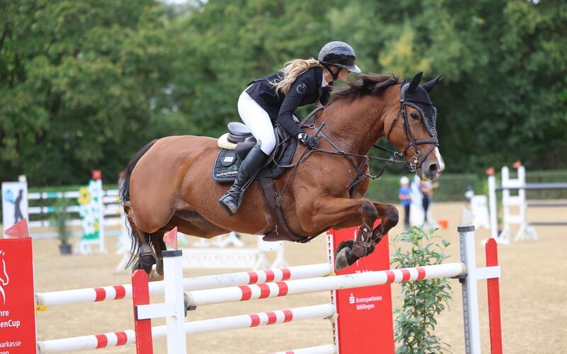 Anastasia Wetzstein (TV RG Gültstein) springt auf Galita im Großen Preis von Böblingen auf einen starken fünften Platz.GB-Foto: Häusler