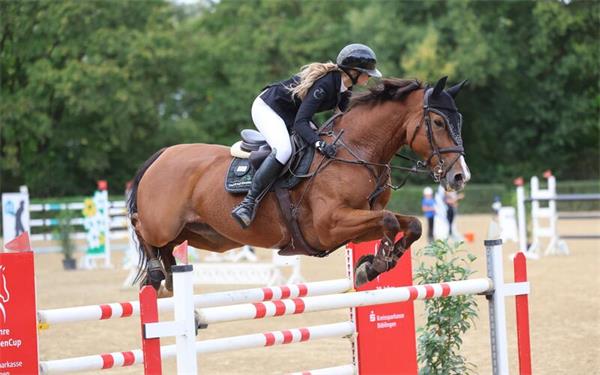 Anastasia Wetzstein (TV RG Gültstein) springt auf Galita im Großen Preis von Böblingen auf einen starken fünften Platz.GB-Foto: Häusler