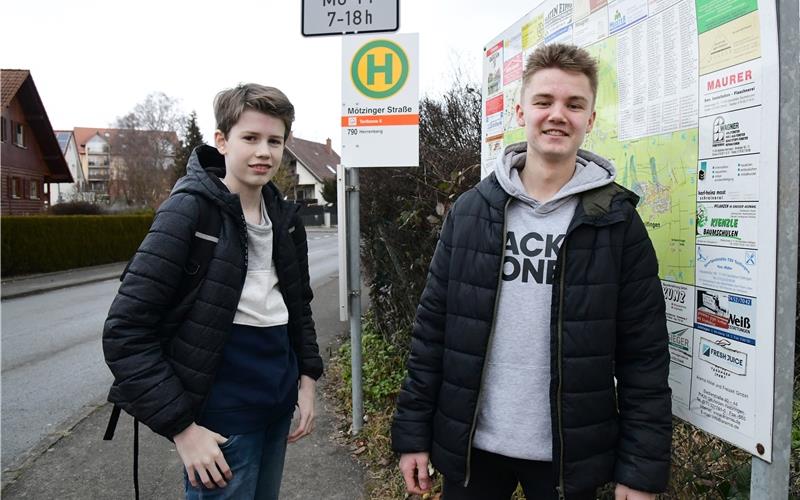 Zwei Schüler starten Online-Petition André Lauterbach (links) und Tim Seeger an der Bushaltestelle in der Mötzinger Straße GB-Foto: Holom
