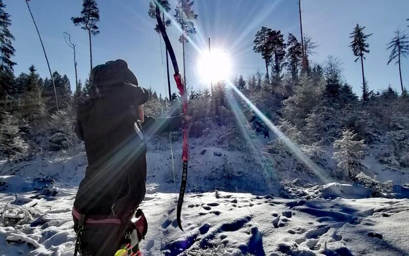 Andrea Haag holt die Sonne vom Himmel. Der erste Vereinsausflug 2026 führte bei frostigen minus zwölf Grad Celsius in den 3D-Bogenparcours Schanze-Badland nahe Villingen-Schwenningen. GB-Foto