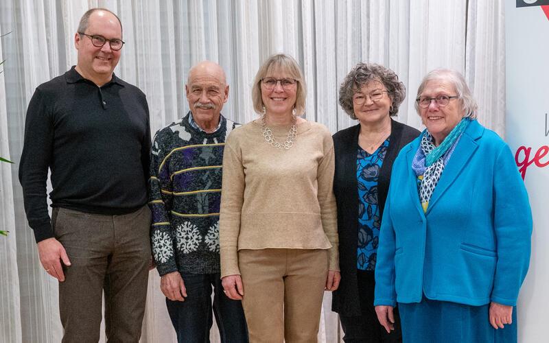 Andreas Rothfuß (links) ehrte für 40 Jahre Mitgliedschaft Peter Riethmüller, Beate Kölz und Sabine Klein. Margot Wörn (rechts) ist bereits seit 50 Jahren engagiert im Verein dabei. GB-Foto: Vecsey