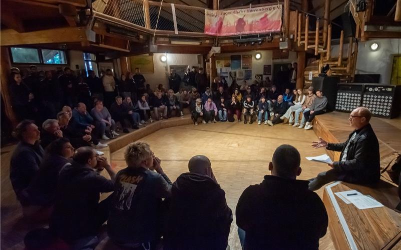 Andreas Sachse (rechts) moderierte die Vollversammlung im Jugendhaus zur Kündigung von Martin Hering. GB-Foto: Vecsey