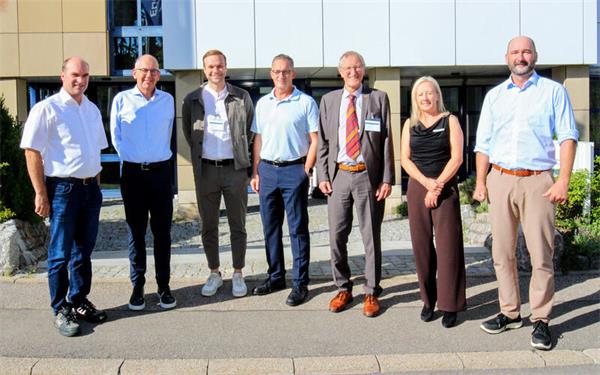 Andreas Schmid (Leiter Material Engineering), Klaus Ensinger (Vorsitzender des Beirats), Bürgermeister Simon Speiser, Ralph Pernizsak (Geschäftsführer), Landrat Roland Bernhard, Michaela Dinkelacker (Wirtschaftsförderung des Landkreises Böblingen) und Geschäftsführer Björn Schneekloth (von links) kamen am Stammsitz des Kunststoffverarbeiters Ensinger ins Gespräch. GB-Foto: gb
