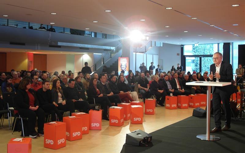Andreas Stoch, Spitzenkandidat der baden-württembergischen SPD, stimmt die Genossen beim Wahlkampfauftakt in der Kongresshalle ein. GB-Foto: Staber