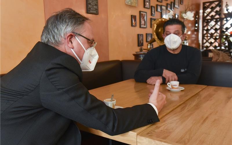 Andreas Stoch (links), Landesvorsitzender der SPD, unterhält sich mit TuncSevilgen, Inhaber La Piazza GB-Foto: Vecsey