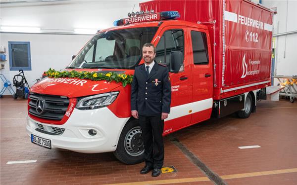 Andreas Wolf erhielt für 25 Jahre im Feuerwehrdienst die silberne Ehrennadel – und die Deckenpfronner Abteilung wiederum einen neuen Transport-Gerätewagen im Vorfeld ihrer Hauptversammlung. GB-Foto: Vecsey