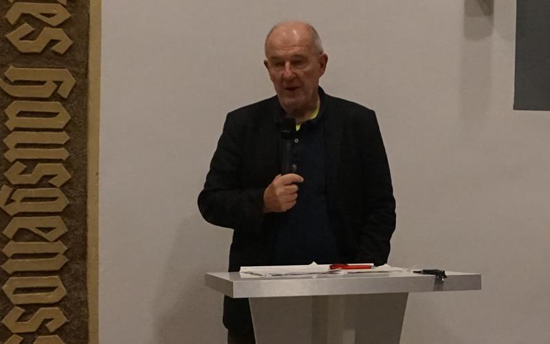 Andreas Zumach spricht zur Welt- und Sicherheitspolitik.GB-Foto: Straub