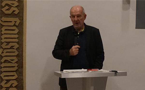 Andreas Zumach spricht zur Welt- und Sicherheitspolitik.GB-Foto: Straub