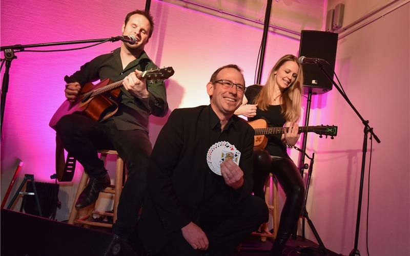 Musikalische Begleitung für fliegenden Tisch Andy Kienzle, Arnd Röhm und Lilian Kienzle (von links) beim ersten Kulturzauber in Jettingen GB-Foto: Vecsey