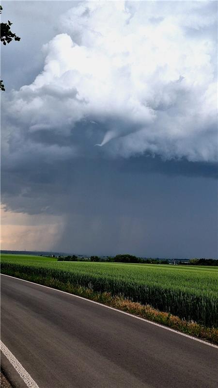 Anfangsphase der Trichterwolke über Herrenberg.  Von Daniel Dargel aus Gäufelden...