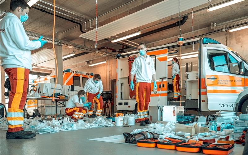 DRK-Kreisverband bezahlt Corona-Prämie selbst Angehörige des DRK-Rettungsdienstes im Kreis Böblingen machen ein Einsatz-Fahrzeug „Corona-fit“ GB-Foto: gb