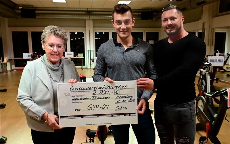 3456 Euro erradelt Angela Schulz erhält den Spendenscheck von Sebastian Milich (rechts) und Adrian Beggers.