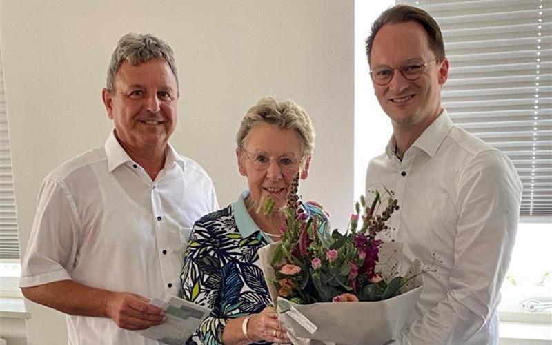 Angela Schulz wird von Werner Rilka (links) und OB Nico Reith mit Blumen und einem Geschenk verabschiedet. GB-Foto: gb