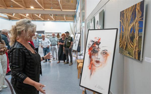 Angelika Matzner mit ihrem Werk „Fire“. GB-Foto: Vecsey