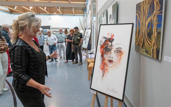 Angelika Matzner mit ihrem Werk „Fire“. GB-Foto: Vecsey