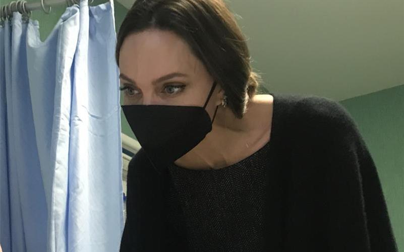 Angelina Jolie besucht ein ukrainisches Kind im Vatikan-Kinderkrankenhaus. Foto: Ospedale Pediatrico Bambino Gesu/dpa