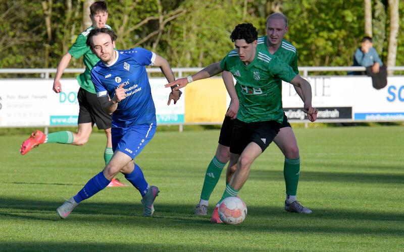 Angelos Zervas (am Ball) erzielte zwei Treffer zur vermeintlich sicheren 3:0-Führung für den SV Deckenpfronn. GB-Foto: Holom