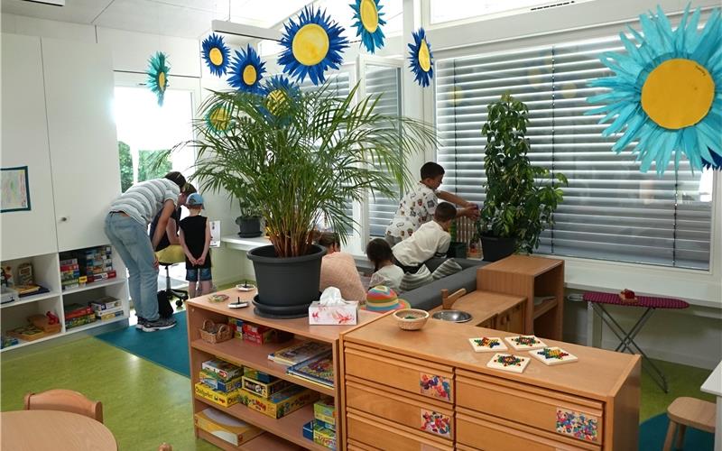 Angesichts der Hitze spielten viele Kinder am Einweihungstag innen in den hellen und kühlen Räumen. GB-Foto: Straub