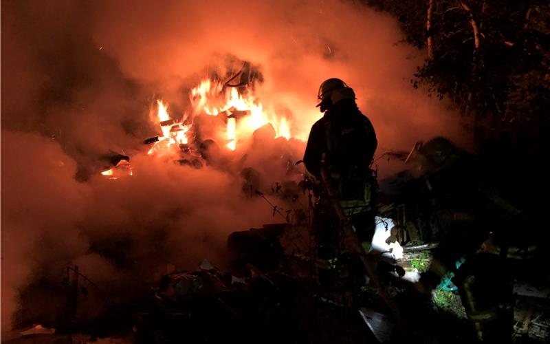 Feuerwehr dämmt Holzlagerbrand ein Angriffstrupp der Feuerwehr Nagold bei der Brandbekämpfung GB-Foto: Markus Fritsch, Feuerwehr Nagold