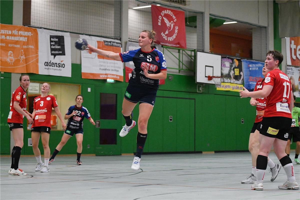 Anika Blanke (SG H2KU Herrenberg) springt zum Tor, HSG Freiburg Red Sparrows vs....