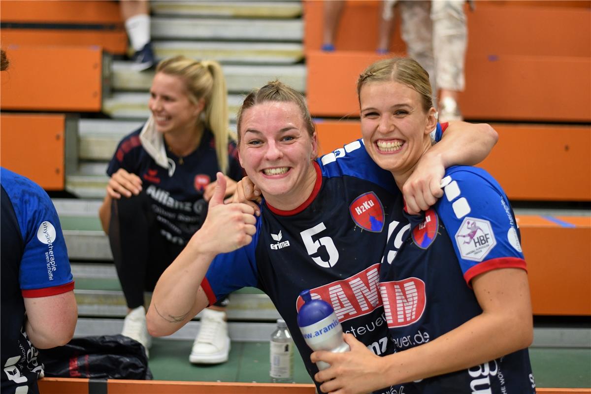 Anika Blanke (SG H2KU Herrenberg) und Saskia Hiller (SG H2KU Herrenberg) jubeln ...