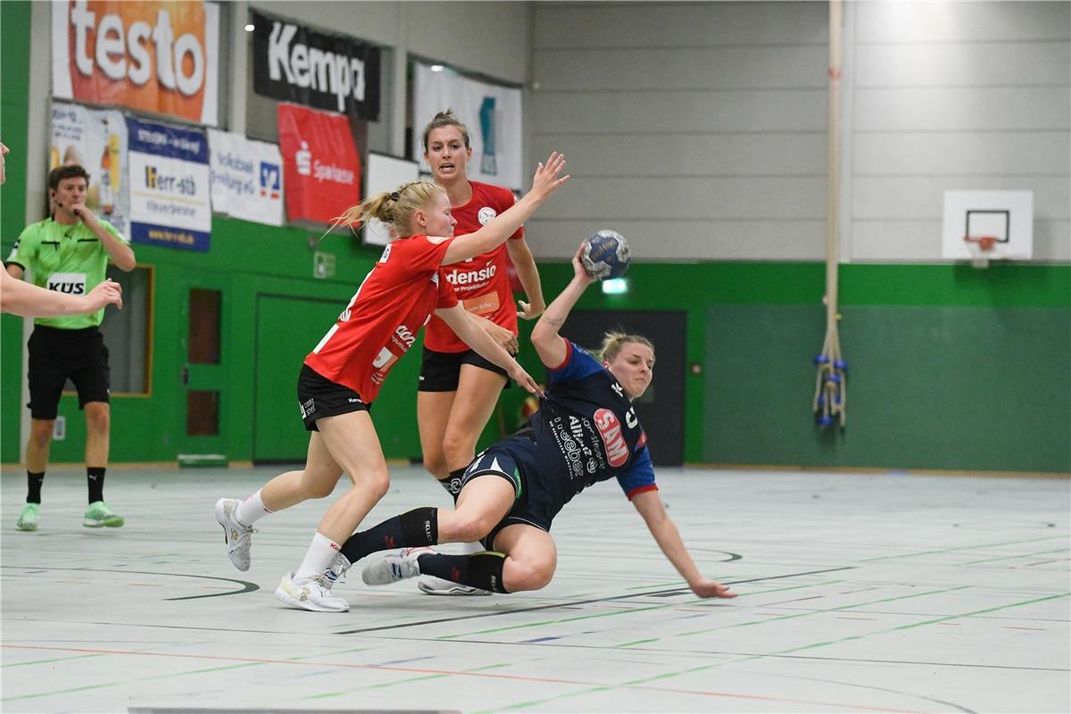 Anika Blanke (SG H2KU Herrenberg) wird von Hannah Person (HSG Freiburg) gefoult,...