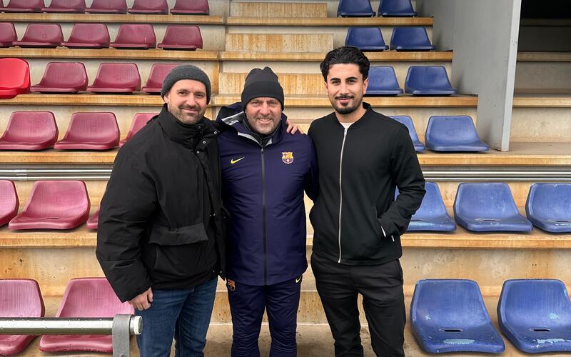 Anil Yildiz (links) hospitierte zusammen mit Walid Khaled (rechts) bei Barcelonas Coach Hansi Flick. GB-Foto