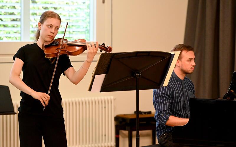 Anita Dreier strebt ein Violinstipendium an – und gab Bach sowie Mozart zum Besten. GB-Foto: Holom