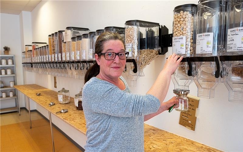 Anja Rudi verkauft die letzten Waren, bevor sie ihren Unverpacktladen am 15. Juni schweren Herzens schließt. GB-Foto: Schmidt