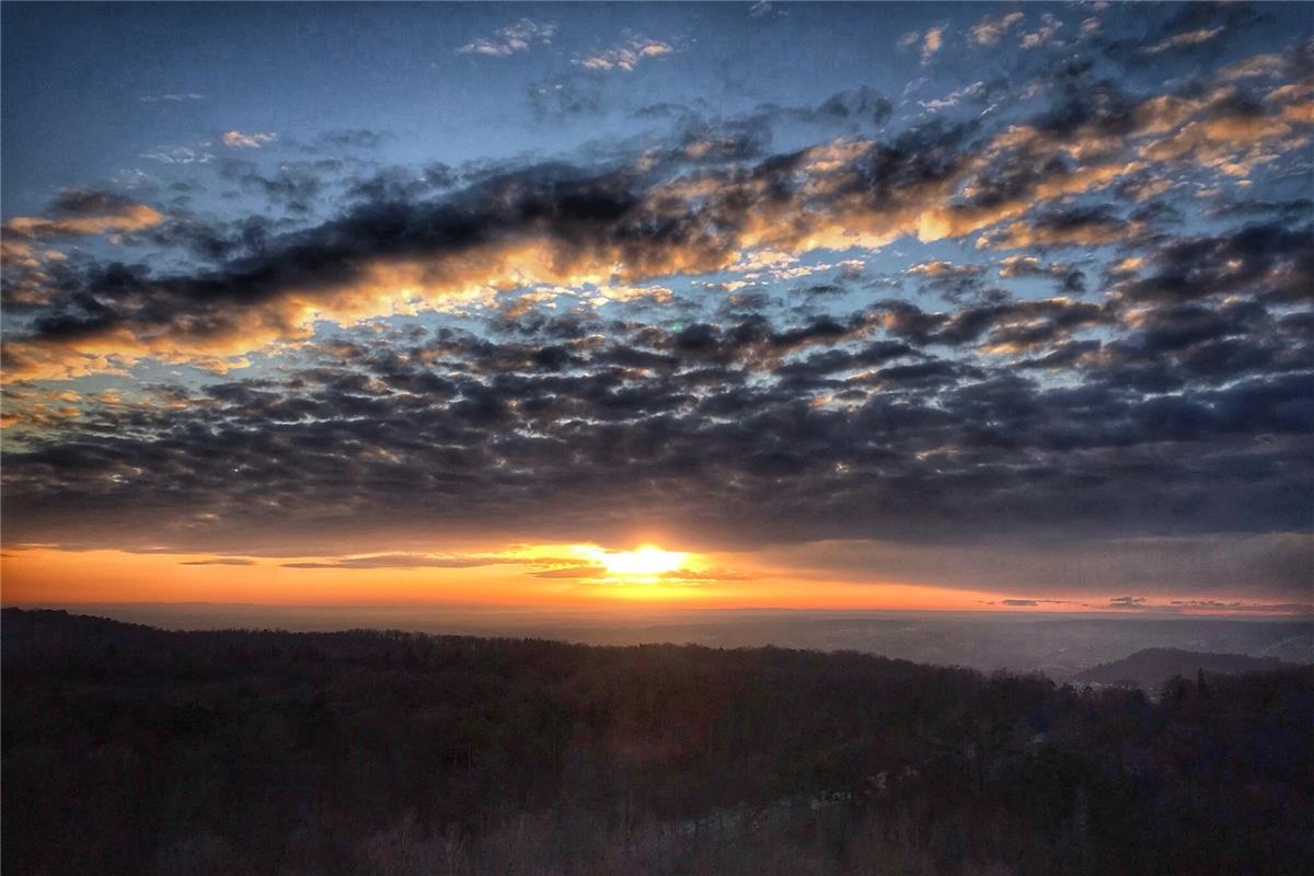 Anja Schnotz aus Gäufelden hat den Sonnenuntergang am Schönbuchturm mit Blick au...