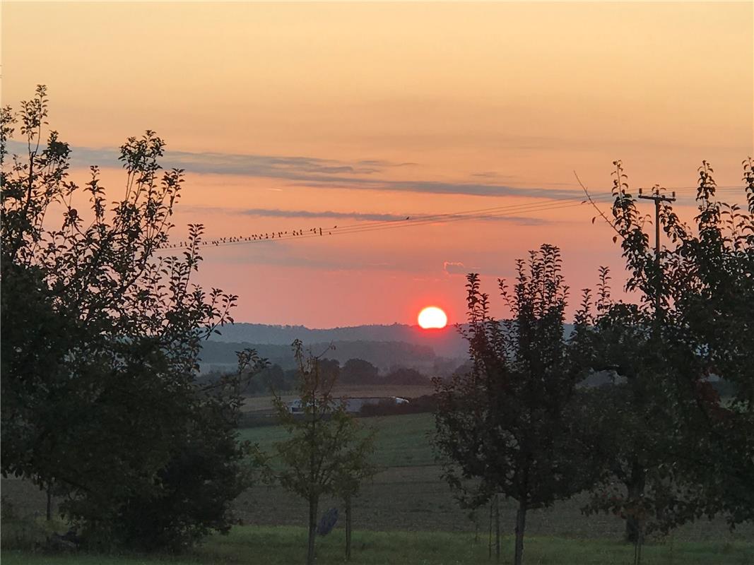 Anja Schnotz gefiel in Tailfingen dieser Sonnenaufgang am 21. September mit Blic...