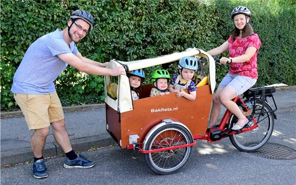 Anja und Christoph Lamparter treffen Vorbereitungen für eine Fahrt mit den KindernGB-Foto: Holom